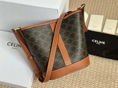 Celine|水桶小號 celine的水桶真的越用越喜歡覺得方便本身是帆布皮，自重比較輕包形可以扔進去一切