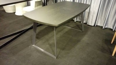 HODERN POLIFORM CLIPPER - 厚板橡木實木貼皮+實心造型黑鐵噴砂腳座鐵灰色 餐桌，請鑑賞