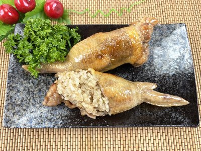 【雞鴨鵝肉系列】黃金翅包飯/約150g±7%/支~鮮嫩雞翅肉嫩多汁，內陷包著香氣十足又帶勁的炒飯，份量飽滿料多實在