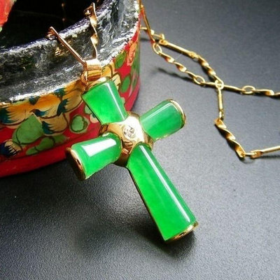 翡翠色天然碧玉吊墜祖母綠玉石掛件十字架項鏈