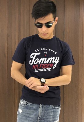 美國百分百【Tommy Hilfiger】T恤 TH 男 圓領 T-shirt 短袖 短T 深藍色 XS號 I962