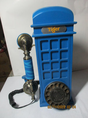 《瑋哥懷舊紀念館》朋友託售：早期 造型電話(轉盤式)~(尺寸高約：33 cm，1983 公克，測試打117報時電話可通，但不保固，只當懷舊品收藏用)，