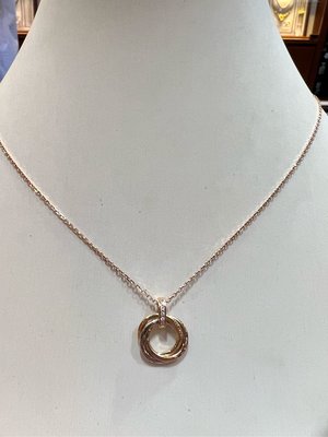 香港進口珠寶天然鑽石項鍊，卡地亞三環戒款式，作工精緻，18K玫瑰金顏色超美戴上超顯白，新品優惠價23800元