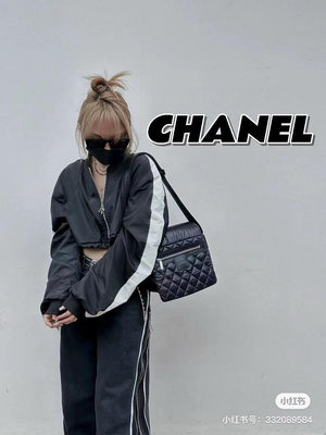 Chanel 贈品包黑色羽絨斜挎包 出貨 全黑的羽絨方標運動系列 大尺寸，且輕便 妥妥的酷仔殺手 尺寸：28-6-18