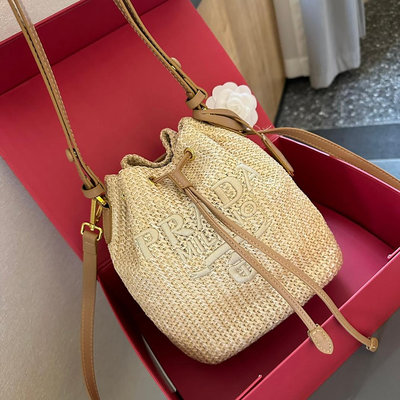 【二手包包】Prada 編織水桶包的夏天啦，馬上夏天了，來推薦這只陽光草編包，編織和皮革，清爽也文藝，讓你也 NO131106