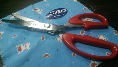 SED鴿子窩:  可樂牌 波刃鋸齒剪刀22cm