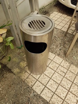 九成新純白鐵煙灰缸式垃圾桶郵局免運費需先付款