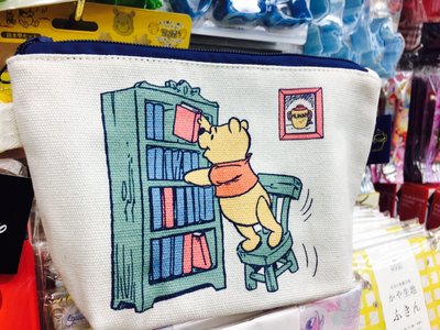 《現貨》日本帶回 迪士尼 小熊維尼 書櫃 POOH 帆布筆袋 化妝包 筆袋 收納包 鉛筆盒