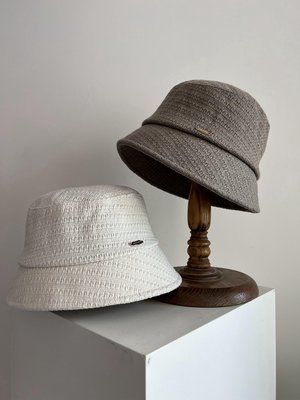秋冬新款女士帽子洋氣時尚保暖盆帽漁夫帽白色平頂寬檐盆帽造型帽