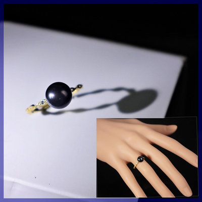 【桑園の】天然 黑真珠 7.3mm 炫彩紫光 波浪曲線 水鑽戒台 珍珠戒指 (未使用庫存) 週日結標 T 5408