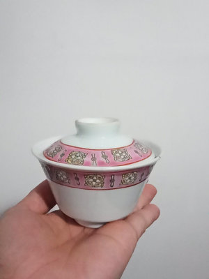 567瓷器粉彩蓋碗，蓋子全品的，碗身上有一線，如圖，喝茶完全
