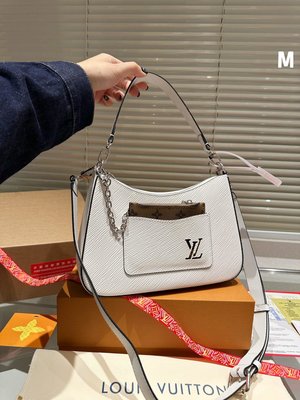 +Lv新品上新Marelle手袋絕美焦糖色 一眼就看上了這個包包Sa說是當天上的新款，有黑，白， N.O78273