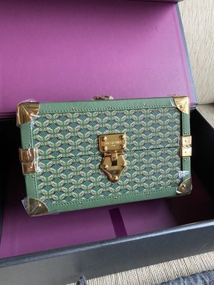 奢侈品牌 法國 PINEL ET PINEL 純手工製作的月光寶盒箱包 全新 限定款綠色 搭配絕美金釦 時尚又高貴，全新品 膠膜都在 原價10萬
