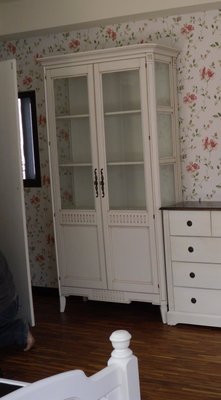 美生活館--浪漫白色家具--愛妮塔復古白 雙門展示櫃