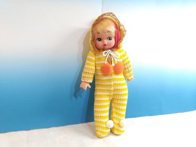 宇宙城 台灣製 黃色連身套頭嬰兒服可愛大眼娃娃1個 老娃娃老玩具 早期懷舊收藏