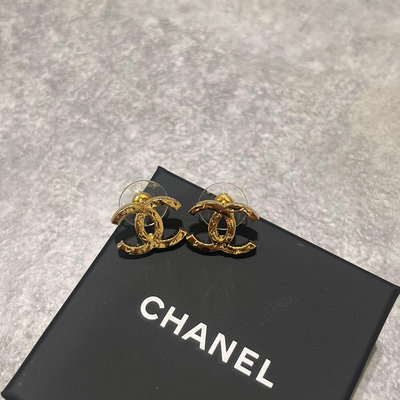 Chanel 金色皺摺logo耳環 《精品女王全新&amp;二手》