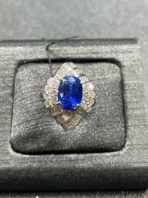 『行家珠寶Maven』矢車菊藍藍寶石4.56克拉超濃藍 天然鑽石1.54克拉 豪華獨特設計PT900鉑金戒指