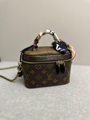 LV 98新 Vanity box bag 少使用 外觀完好 經典爆款 老花logo 盒子包 化妝箱子 編織金鍊鍊條包  配件齊全 特惠出售