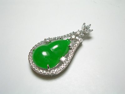 圓如玉珠寶------天然A貨艷綠翡翠葫蘆18白K金豪華鑽墜