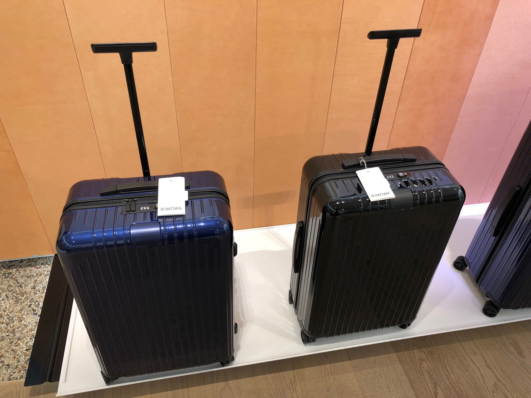 rimowa essential m