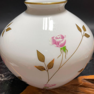 日本香蘭社白薔薇描金花瓶，稀有款無脫金氧化