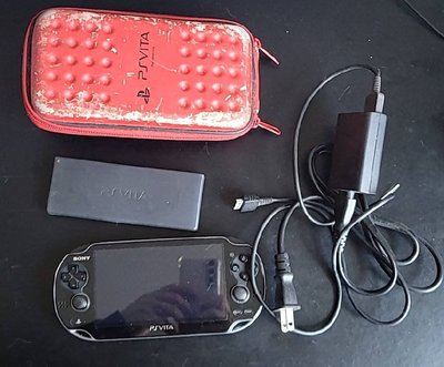 小P遊戲收藏家:二手 PS Vita主機1007型+主機保護殼+卡夾保護殼+電源線+4款遊戲