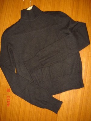 真品 LV 黑色鴕鳥皮質感的100% cashmere 喀什米爾羊毛衣 半高領 立領設計