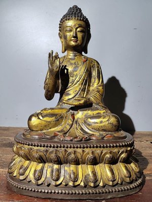 舊藏純銅鎏金佛像 釋迦牟尼佛一尊  造像古拙，形體容貌和姿儀皆祥和、寧靜、端祥，面相圓潤飽滿，敦厚溫和，寶相莊嚴，形