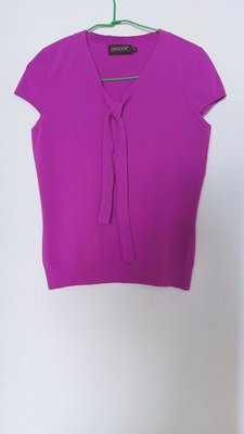 （搬家大出清）專櫃知名品牌EPISODE。紫桃色 小V 領綁帶短袖彈性針織衫，彈性佳。尺寸 S 碼。 約9成新，衣況很好。
