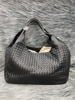 BOTTEGA VENETA BV 124864 黑 編織 全皮 購物包 牛角包 肩背包