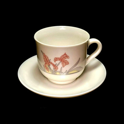 《NATE》早期法國製【arcopal 鳶尾花圖案 牛奶玻璃/象牙白 咖啡杯盤組】1組價~玻璃杯,咖啡碟,英式紅茶杯組