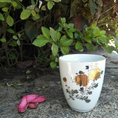 【MarsC】台灣早期丸和謹製描金菊花圖案白色陶瓷老茶杯（瑕疵）（25060965）2022出清