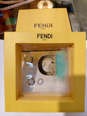 晶采臻品: FENDI真品～全新D字母貂毛金色吊飾~限時特價1980