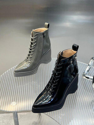 漆皮尖頭短靴女2023年歐洲站秋冬新款真皮坡跟氣質厚底高跟馬丁靴