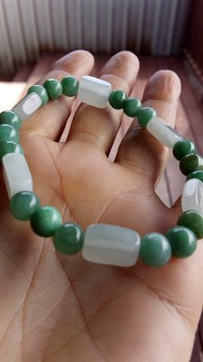 天然緬甸玉翡翠A貨 7mm豆綠圓珠+白翡冰塊筒珠(11.5x7.5x4.5mm)，綠豆冰清涼款手串珠鏈。