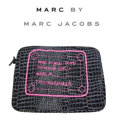 時尚科技~【Marc by Marc Jacobs】品牌字母塗鴉黑色時尚筆電包（適用 14~15吋） ~