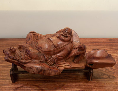 印度老山檀香根瘤料隨形雕《童子戲佛》，長35cm，寬cm18
