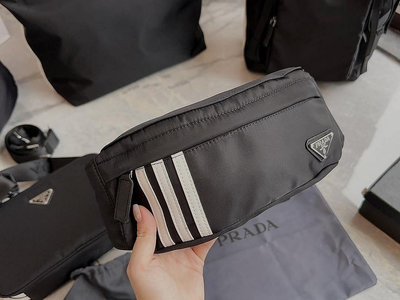 小Z代購#Prada× Adidas 聯名款胸包/腰包降落傘布料斜挎包男女同款黑色腰包禮物 26*11cm