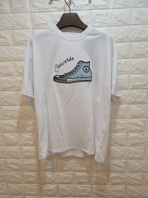 《Amys shop》日本直購~Converse超美配色刺繡品牌英文logo牛仔布球鞋圖案白色／深灰／紫純棉圓領T恤~M/L號~現貨