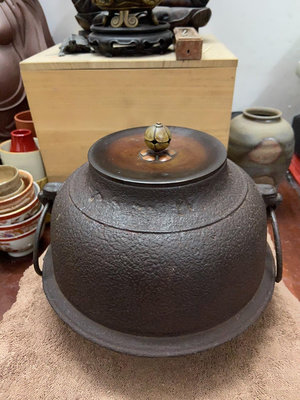x日本回流百八十年老鐵釜，銅蓋特別沉皮殼老辣包漿醇厚，古意盎然