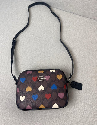 空姐Outlet代購 美國正品 全新 Coach CO941 心形印花女士相機包 小方包 單肩斜背女包 側背包 斜背包 附購證