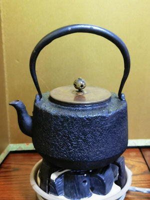 x日本回流老鐵壺。約1100毫升無漏無修無補。提梁嵌銀工藝。