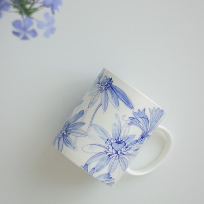 水藍色大花朵陶瓷馬克杯  白色 水藍色 手把杯 陶瓷馬克杯 茶杯 水杯 陶瓷餐具 花茶杯【小雜貨】