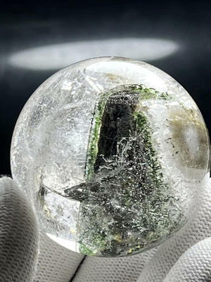 天然水晶包裹綠色云母片水晶球 晶體通透 形狀獨特 直徑為4.