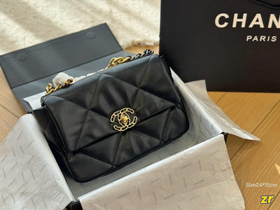 【二手包包】Chanel19 bag 自從歐陽娜娜帶貨后全球斷貨很難買到 皮質是羊皮有點像羽絨服包包 但是1NO87318