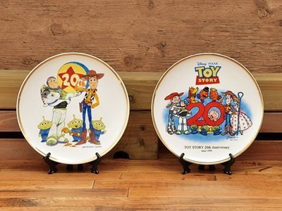 41+ 現貨不必等 正版授權  景品 迪士尼 玩具總動員 20週年紀念 陶瓷盤 附展示架  my4165