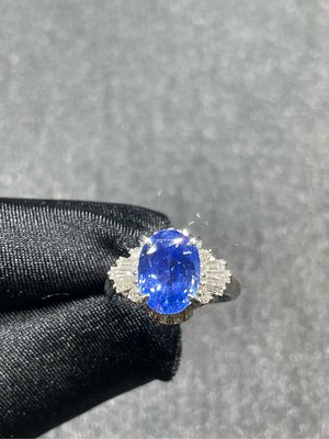 『行家珠寶Maven』矢車菊藍藍寶石4.36克拉搭配天然鑽石0.43克拉濃烈藍色PT900鉑金戒指
