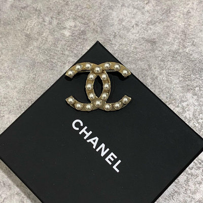 Chanel 胸針 別針 珍珠logo  《精品女王全新&二手》