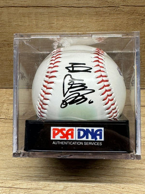 王貞治親筆簽名球，簽於「永遠的巨人─王貞治引退球界返台慶祝酒會」紀念球，附PSA/DNA 9級認證及原廠球框