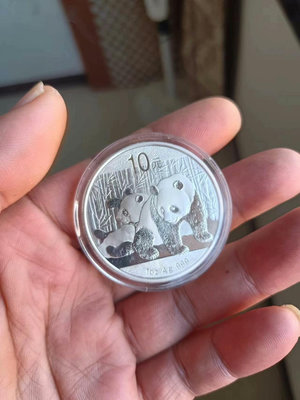 新 2010年熊貓銀幣，未流通，包老。